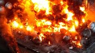 Isi invita vecinii in vizita ca sa le incendieze casele