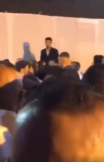 Florin Salam a fost scos din sală de doi interlopi