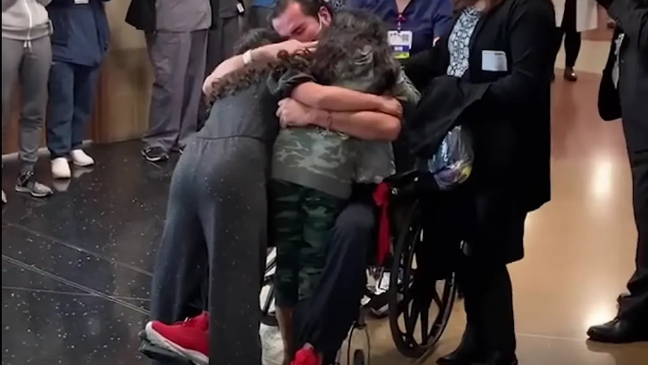 Imagini emoționante! Un tată își strânge copilele în brațe după ce a scăpat de COVID. Asistentele au izbucnit în plâns