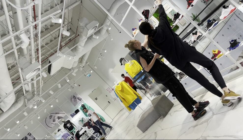 Ilona Brezoianu, sesiune de  cumpărături la Mall (Foto: CANCAN.RO)