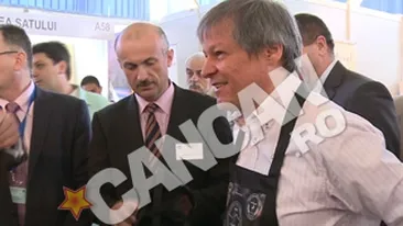 Comisarul european Daniel Ciolos a baut bere cu ciocolata facuta de studenti!