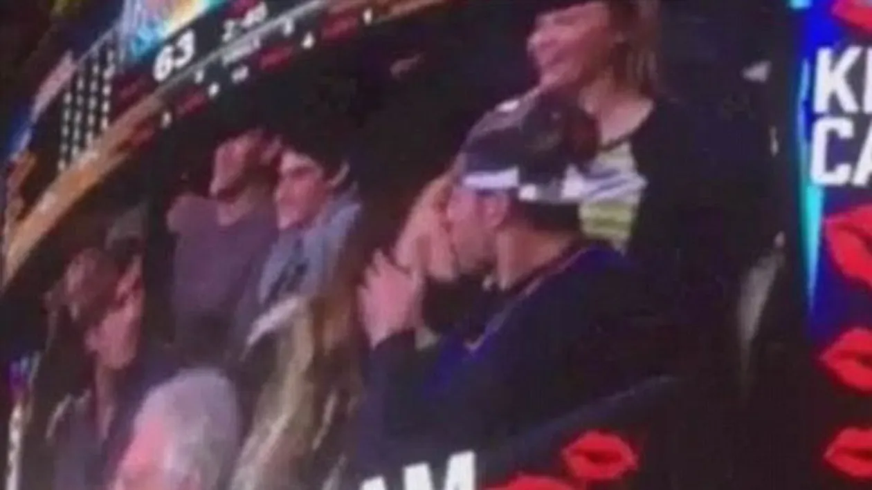 E viral! Cum a reactionat un barbat dupa ce iubita lui s-a sarutat cu altul