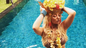DELIA şi-a schimbat din nou look-ul! Fanii s-au revoltat şi au comparat-o cu o „sperietoare“