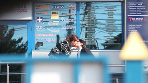 Roxana Ilie Plesea a inceput analizele inainte de operatia de extirpare a alunitelor! Vezi cine ii e alaturi si cum o imbarbateaza