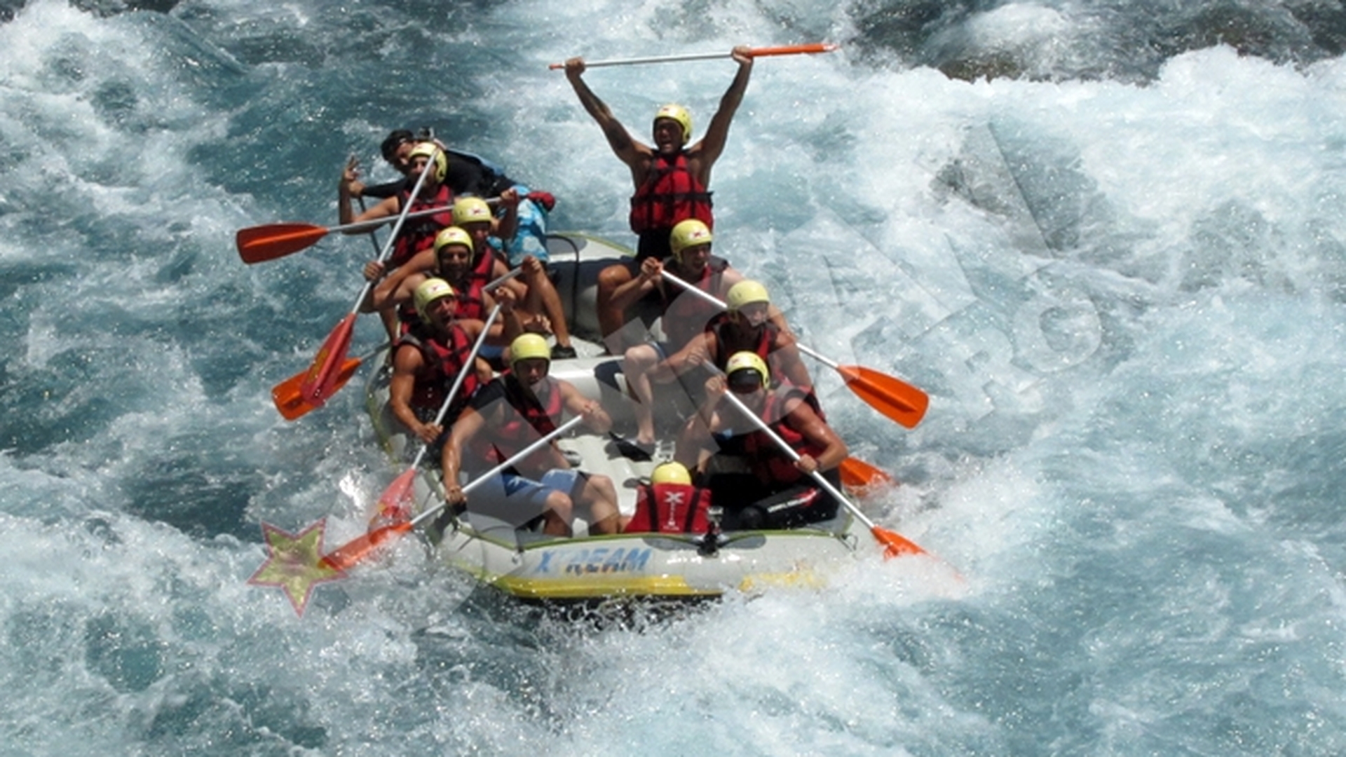 Pretendentii Burlacitei se intrec intr-o cursa de rafting: "Sunt varza baietii astia"