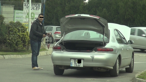 Inselatoria de care ar trebui sa se fereasca toti soferii din Romania! Ce manevra cu masini fac acum escrocii prin benzinarii!
