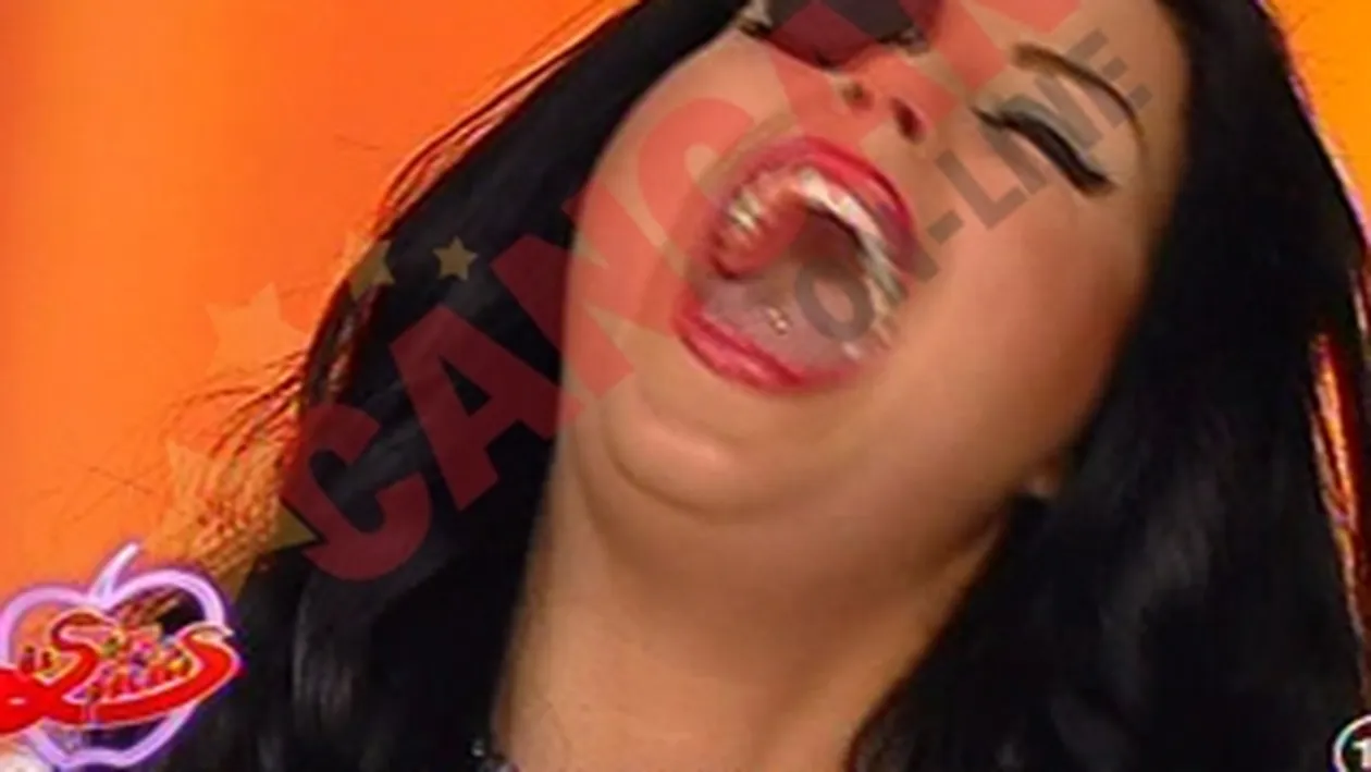 VIDEO Uite cum se prostesc Daniela Crudu si Dan Capatos, incercand sa manance biscuiti!