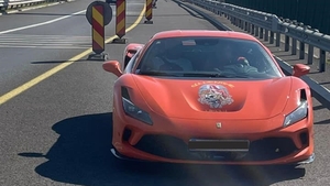 Incredibil! Cine se afla la volanul Ferrari-ului care a fost prins circulând cu 230 km/h pe A1
