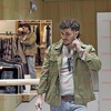 Vlad Drăgulin, fashion victim la Mall Băneasa. Malone vrea să se aplece, dar nu-l lasă blugii!