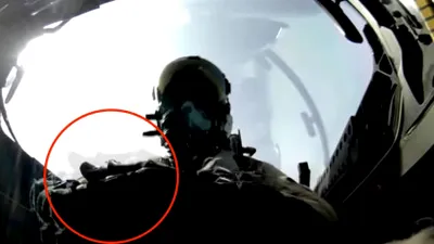 Gestul interesant pe care îl fac piloții cu manșa înainte de a decola de pe portavion (VIDEO)