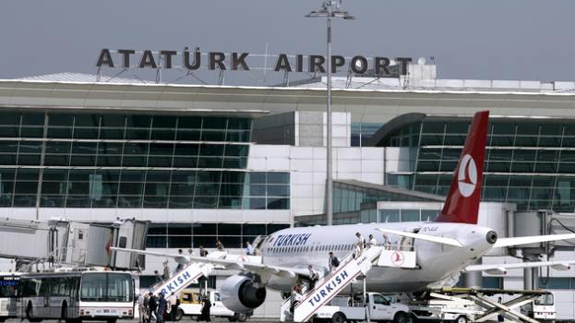 Elevi olimpici români, blocaţi la Istanbul. Părinţii sunt disperaţi!