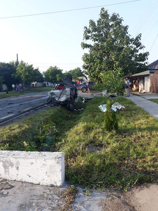 Un polițist din Galați a provocat un accident mortal, iar Dacia în care erau victimele s-a rupt în două. Gestul emoționant făcut de agent înainte de impactul devastator