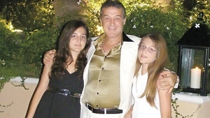 Fiica cea mare a lui Gigi Becali, supravegheata de la distanta! N-o scapa din ochi pe Teodora, dar ea nu-i simte prezenta!