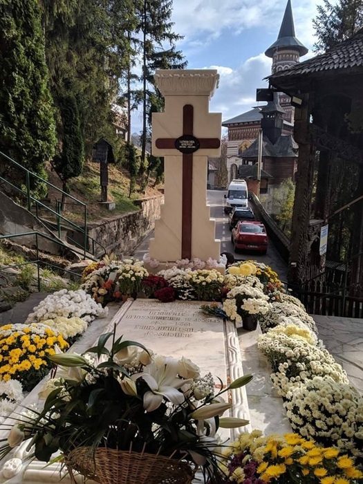 Mormântul IPS Iustianian, din curtea mănăstirii