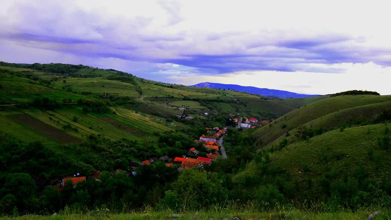 Euronews a făcut un reportaj despre „satul fără hoți” din România! Aici nu există uși încuiate și oamenii nu-și ascund banii