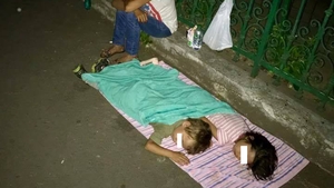 Soţul femeii care dormea pe asfalt alături de cei doi copii ai săi a spus adevărul în direct: „Cerşeşte acolo...“