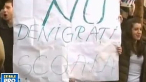 VIDEO Protest spontan la "Jean Monnet"! "Elevele din cauza carora ni s-a pus aceasta eticheta nu ne reprezinta liceul"