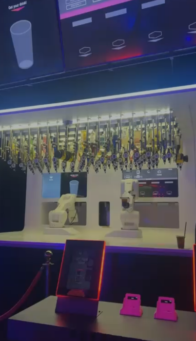 Check in | Experiența la un club tematic din Praga. Petrecere la -10°C și roboți care mi-au preparat o băutură