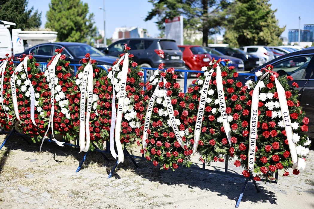 Zeci de coroane de flori, depuse la Clubul Sportiv Dinamo. Ivan Patzaichin va fi înmormântat astăzi, cu onoruri militare