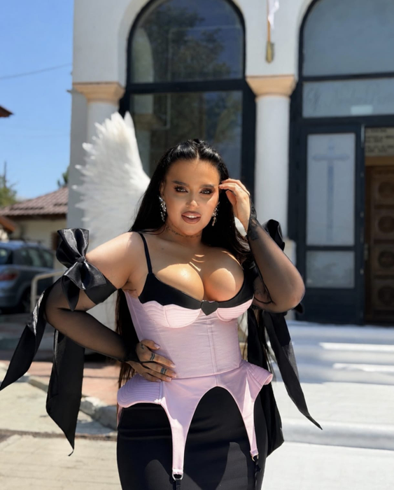 Oana Radu, pusă la zid după ultima apariție. Ținuta artistei a stârnit un val de controverse: ”Ești foarte dizgrațioasă!”
