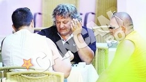 Lupu se distreaza ca in tabara