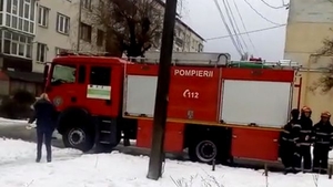 Explozie într-un apartament din Câmpulung! Un bărbat de 70 de ani a suferit arsuri | VIDEO