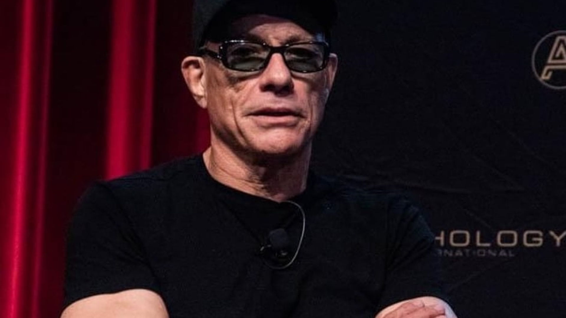 După trupa Morandi, Jean-Claude van Damme a dat de un alt artist român! Celebrul actor a fost filmat ascultând manele