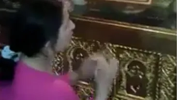 Asta-i cea mai crunta pedeapsa tiganeasca pe care ai vazut-o pana acum! Si-a pus sotia in genunchi in fata altarului, apoi…