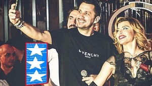 Flick, poezie fabuloasă despre o tânără care s-a îmbogățit din videochat! Fanii Domnului Rimă i-au sărit în cap, iar el le-a răspuns