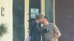 Pe Facebook, e ”într-o relaţie” cu mama băieţelului său, dar realitatea e mai ”complicată”! Multimilionarul de la LOTO e mare hoţoman: i-a ”furat” un sărut ştrengăresc unei MILFete din Călăraşi!