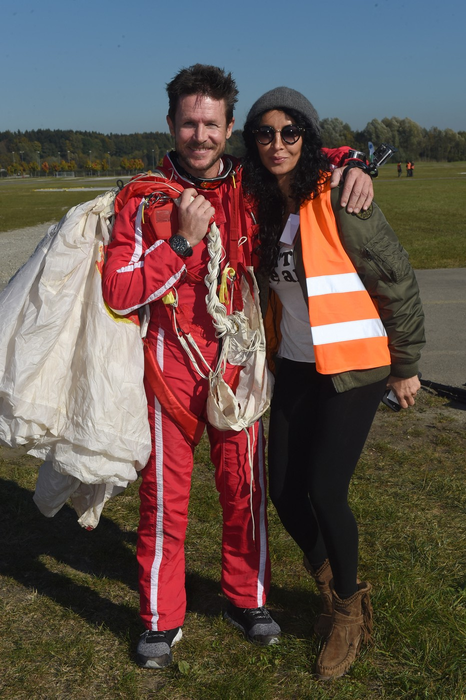 Felix Baumgartner și Mihaela pozează după ce Felix a sărit cu parașuta dintr-un zeppelin la Friedrichshafen, Germania, 16 octombrie 2016. Foto: Profimedia