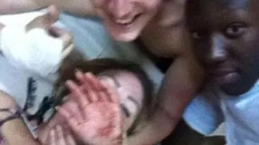 IMAGINI SOCANTE! Vezi modul in care s-a pozat aceasta tanara, imediat dupa ce a fost injunghiata