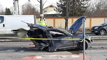 Accident teribil pe DN1! Un bolid a fost rupt în două, jumătate din maşină a zburat de pe şosea într-o curte