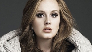 Adele si-a pictat autoportretul pentru regina Elizabeth a II-a! Vezi ce va face aceasta cu el