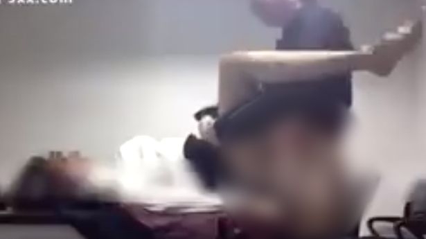 Gafă uluitoare! A uitat camera deschisă și toată lumea a văzut partida lui de amor cu o angajată! Clipul video a devenit viral