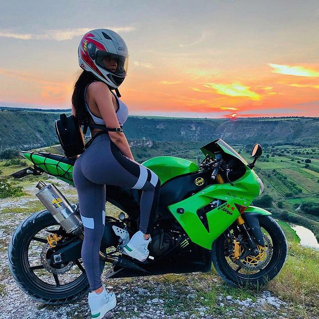 E mică, sexy și știe ce vrea! Șatena își face imediat loc în mintea ta! 