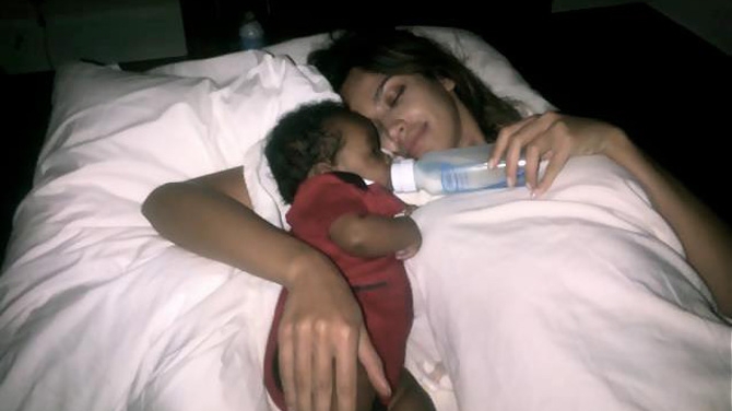 Madalina Ghenea, asa cum nu ai mai vazut-o niciodata. Uite-o cum alapteaza un bebelus