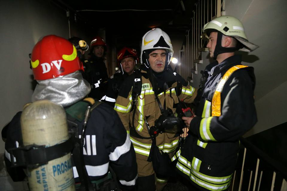 Incendiu puternic într-un bloc din Capitală! 50 de persoane au fost evacuate
