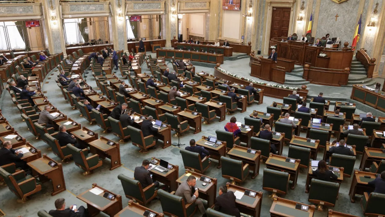 Mugur Isărescu și Nicolae Ciucă, printre puținii români care mai au voie să cumuleze pensia cu salariul. Cine sunt ceilalți „speciali