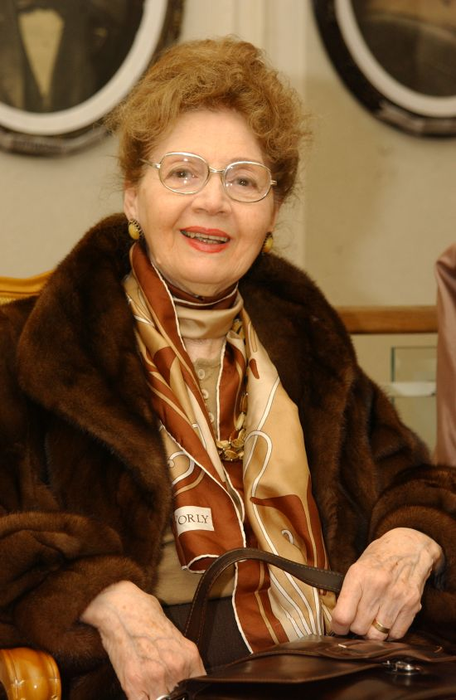 CARMEN STANESCU.
Actorii Teatrului National Ion Luca Caragiale din Capitala i-au aniversat pe doi dintre remarcabilii lor colegi de breasla, Gheorghe Dinica si Adela Marculescu , care au implinit venerabilele varste de 65 si, respectiv 70 de ani. 
DRAGOS ROBATZCHI/JURNALUL NATIONAL