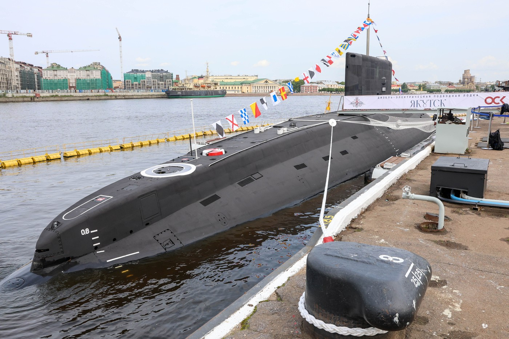 Submarinul diesel-electric „Yakutsk” înainte de ceremonia de ridicare a pavilionului. Submarinul se alătură Marinei ruse. Rusia, Sankt Petersburg, 11 iunie 2025. Foto: Profimedia