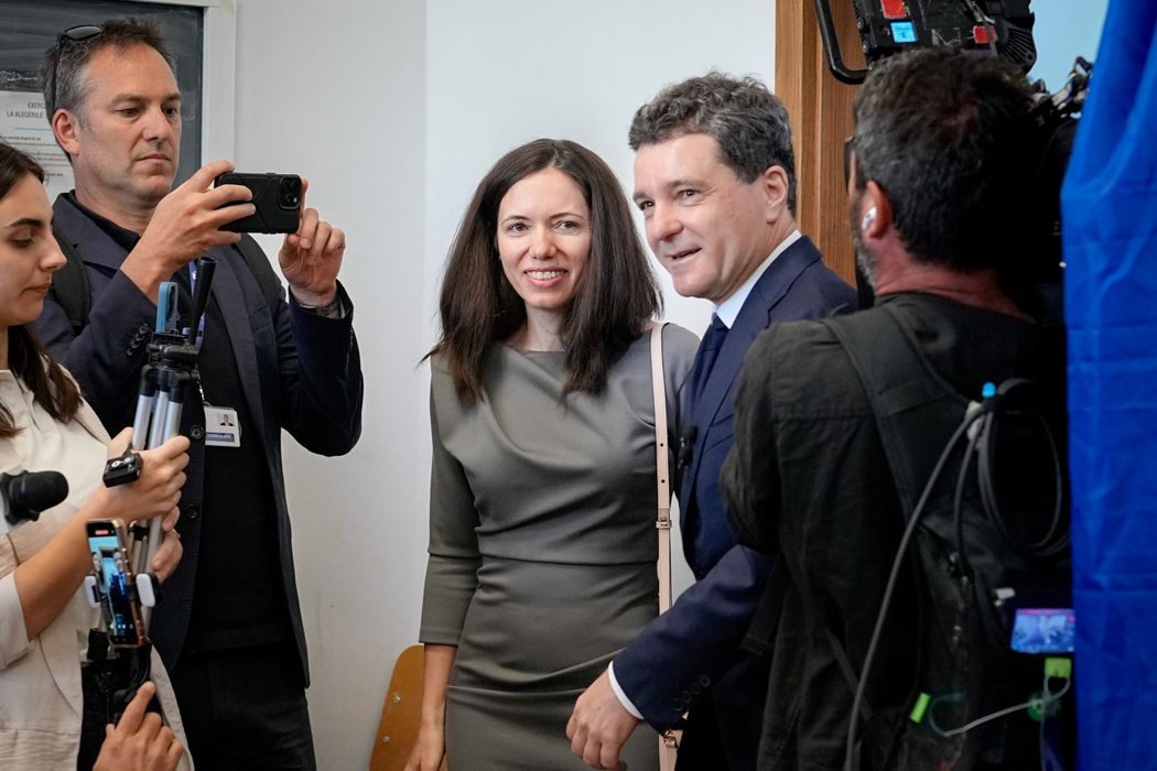 Candidatul independent la alegerile prezidentiale, Nicusor Dan (D), alaturi de sotia sa, Mirabela Gradinaru (S), paraseste sectia de votare unde si-a exercitat dreptul la vot, in primul tur de scrutin al alegerilor prezidentiale, in Bucuresti, duminica, 4 mai 2025. ANDREEA ALEXANDRU / MEDIAFAX FOTO