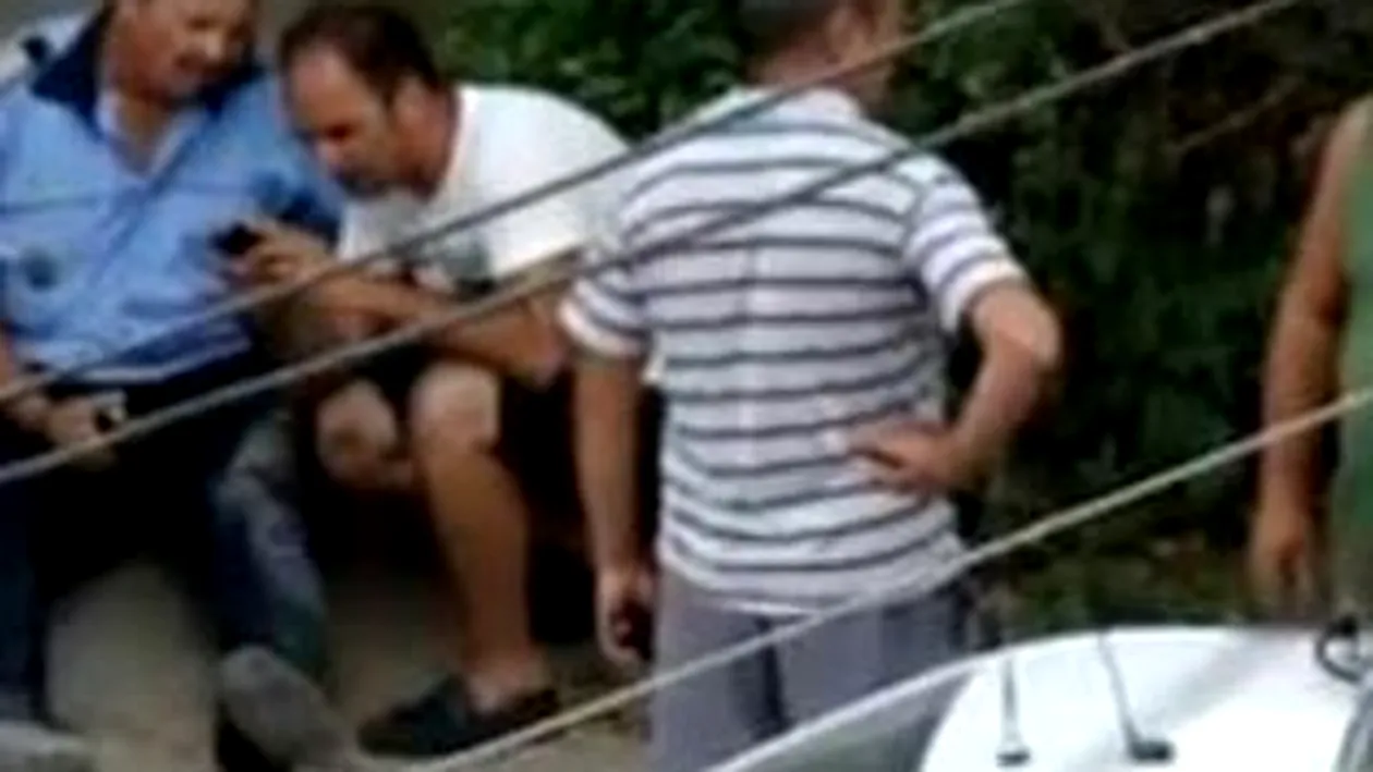 VIDEO Politist, calcat cu masina de un talhar pe care incerca sa-l legitimeze