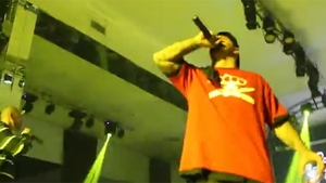 VIDEO Concert incendiar la aniversarea a 20 de ani de BUG Mafia! Uzzi a băut pe scena si a facut ASTA cu microfonul, fara jena