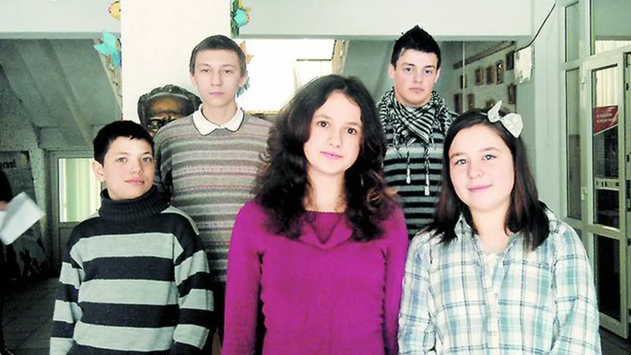 Cinci elevi din Iasi au devenit eroi. Au gasit 6.000 de euro si i-au inapoiat proprietarului