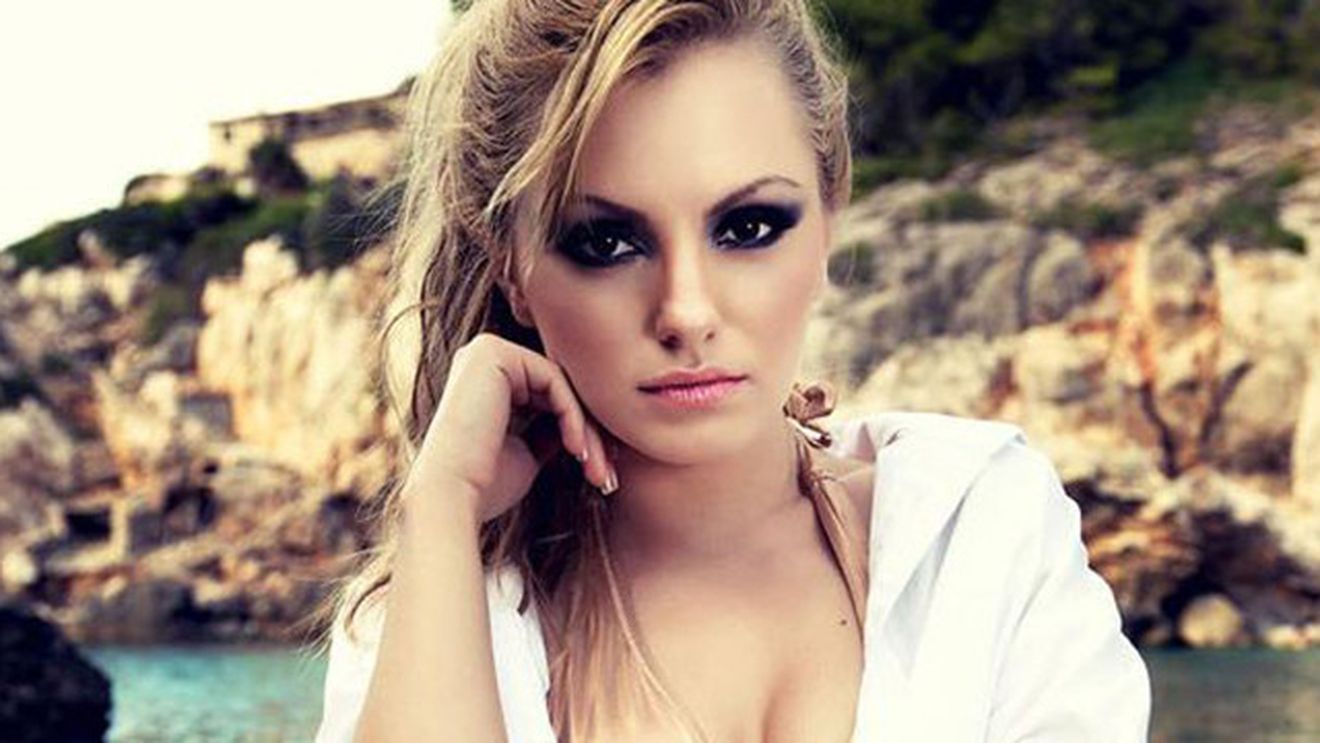 Alexandra Stan s-a DEZBRACAT pentru italieni! Fanii sunt in delir