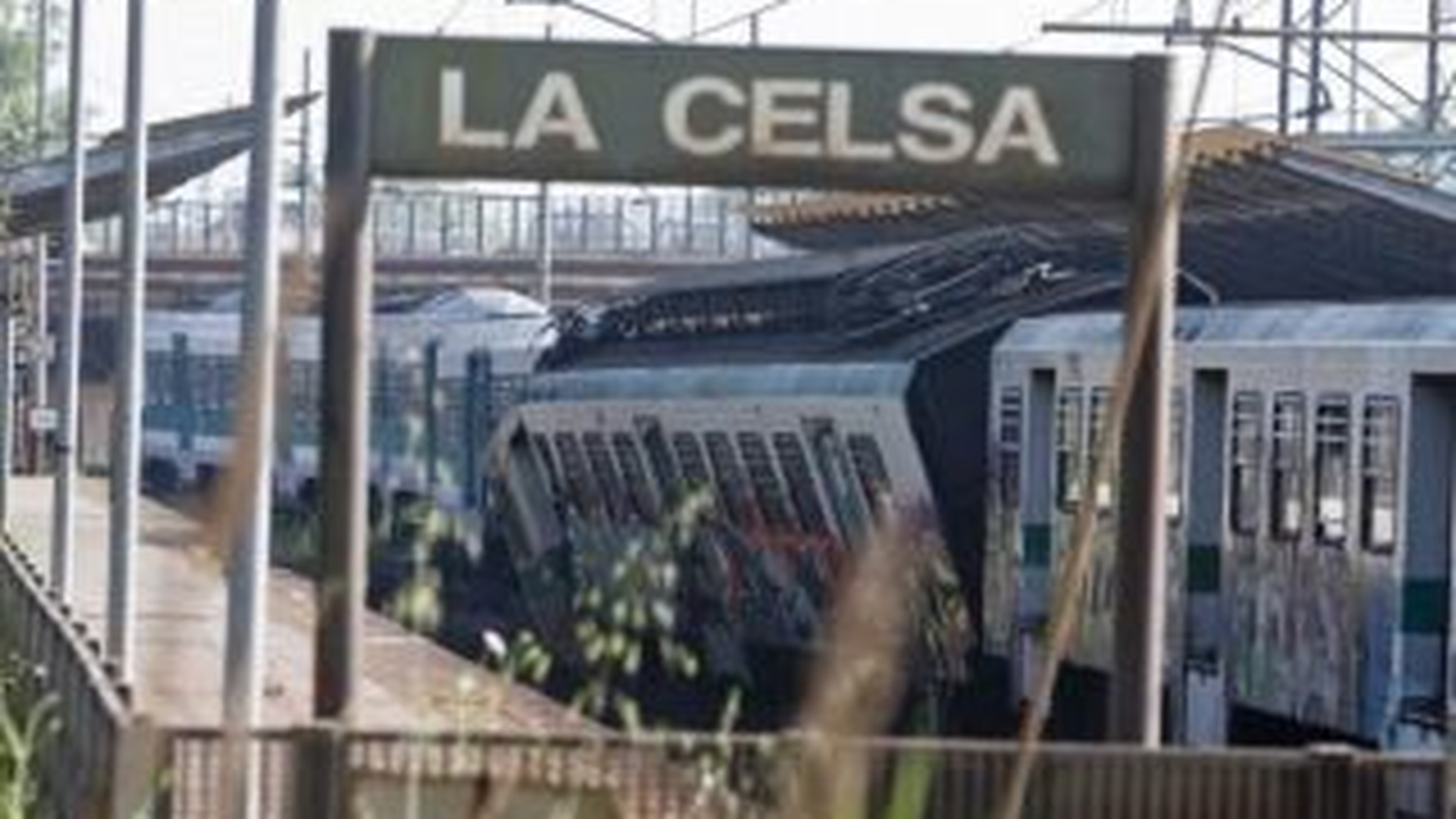 Circa 50 de persoane au fost ranite in urma ciocnirii a doua trenuri de pasageri in Italia