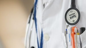 Calvarul prin care a trecut o asistentă medicală. A fost legată și ținută cu forța de patru colegi de-ai săi