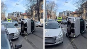 Accident în Sectorul 2 al Capitalei! O mașină s-a răsturnat pe linia de tramvai