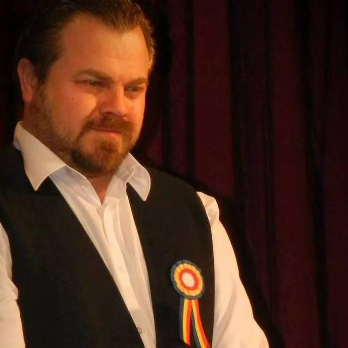 El este Leonardo DiCaprio de România! Artistul a slăbit 40 de kilograme într-un timp record